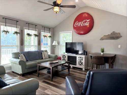 Lake Linville Home, waterfront, 1.5 miles to Renfro Valley and I-75