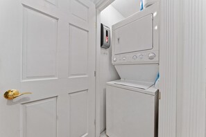 Interior - Pleasant 2BR/2BA Condo in Hyde Park (Chicago)