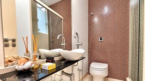 Shower, hair dryer, towels, soap - Direct Sea View - 1st Block - Ipanema (Rio de Janeiro)