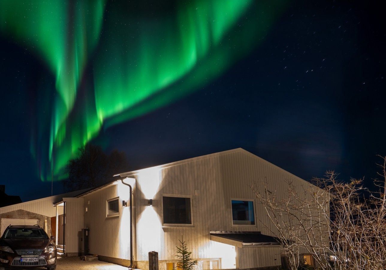 Une maison avec un garage, une allée et un lampadaire.
