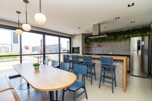 Una cocina moderna con comedor, ventanas amplias y vistas a la ciudad.
