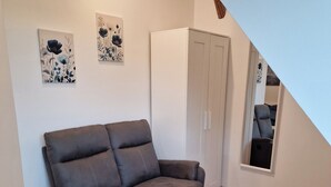 Unclassified image, 5 of 17, button - Cozy vacation rental, ideal for 2—great view, hiking trails right outside the door (Lage)
