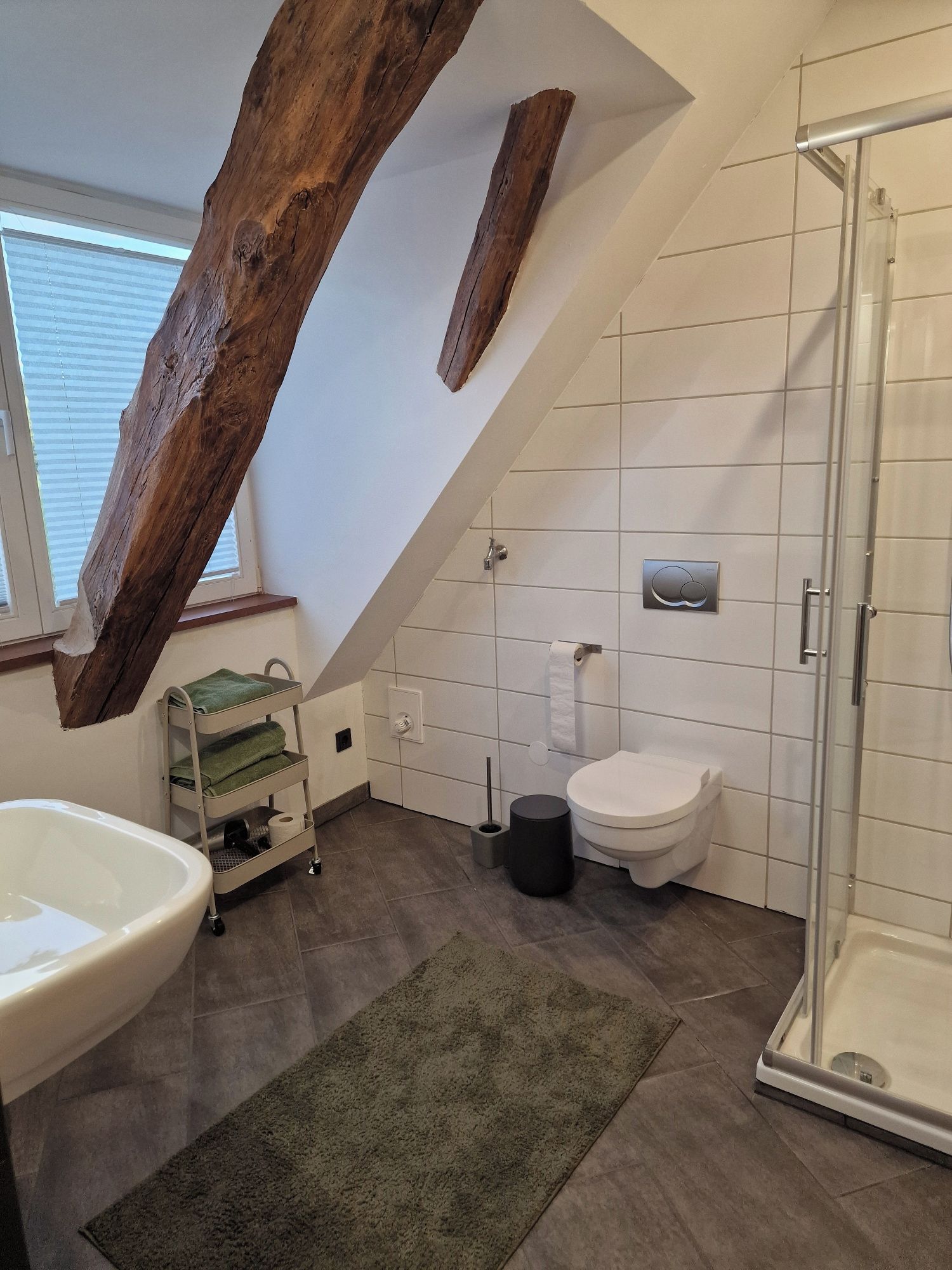 Un baño moderno con una bañera independiente, una cabina de ducha de vidrio y un inodoro.