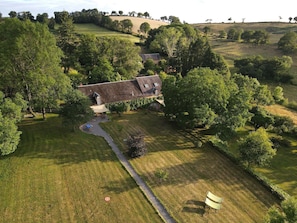A rural property with a stone house surrounded by trees and a grassy field. - Holiday home 'Montgaudon' with beautiful views of the Morvan hills (Préporché)