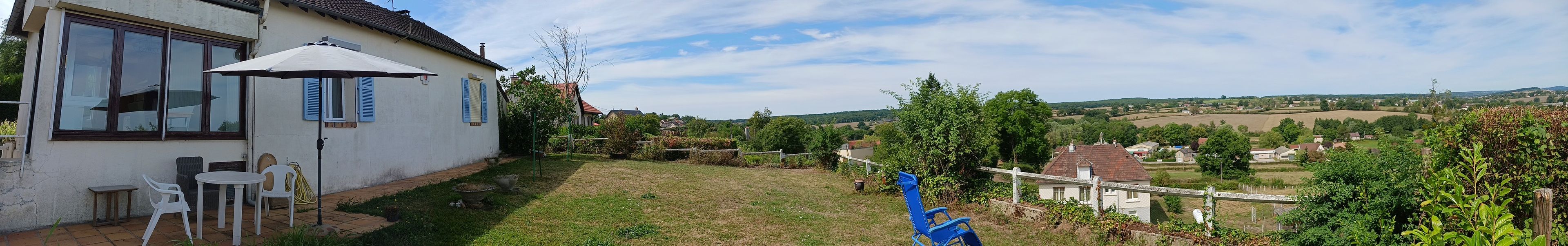 Il s’agit d’une propriété résidentielle dotée d’une terrasse, de mobilier d’extérieur et offrant une vue sur la campagne environnante.