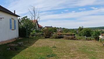 Il s’agit d’une propriété résidentielle dotée d’une terrasse, de mobilier d’extérieur et offrant une vue sur la campagne environnante.