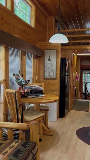Dining - Cozy 2-bedroom cabin with AC in peaceful Cleveland (Cleveland)