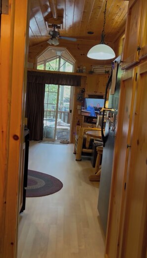 Interior - Cozy 2-bedroom cabin with AC in peaceful Cleveland (Cleveland)