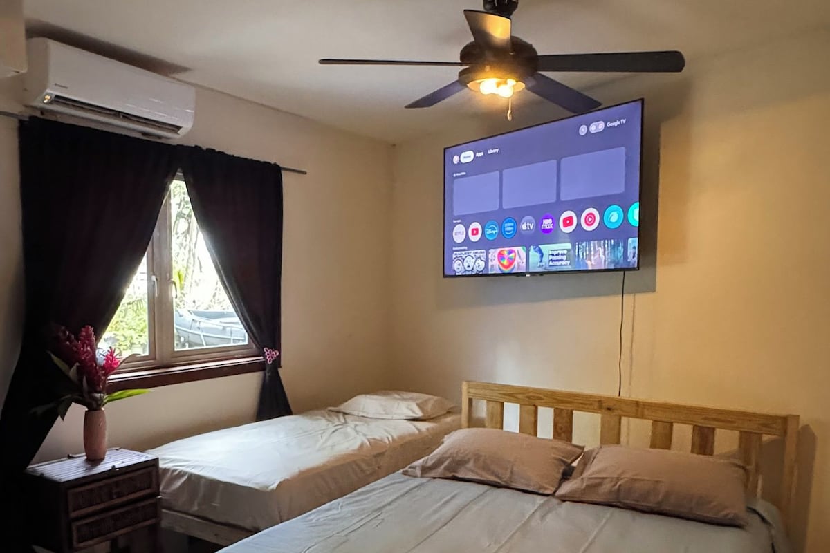 Luxury Triple Room, Sea View | Meja, langsir/tirai gelap terus, Wi-fi percuma 