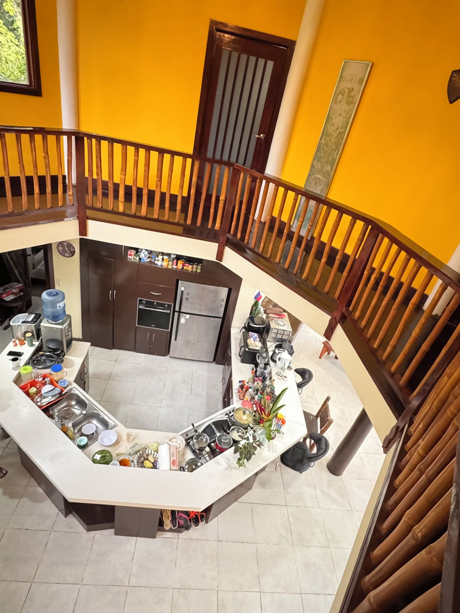 Una cocina con refrigerador integrado, un lavamanos y una estufa.