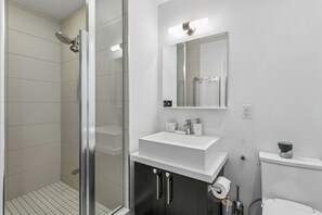 Bathroom - Luxury3bed2bath| CN View | Parking | Gym (Toronto)