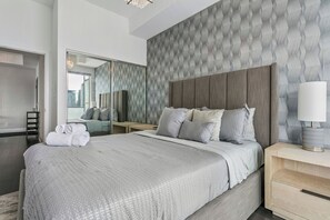 Room - Luxury3bed2bath| CN View | Parking | Gym (Toronto)