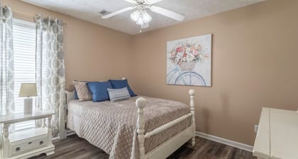 2BR/2BA Townhome Near 17 Springs, Screened Porch