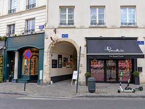 A street view with a building featuring a black awning with 'Fine Korean Cuisine' signage, a 'Rue Charlemagne' sign, and a no parking sign. - Le Sablon Hideaway Charming House in the Heart of Brussels (Brussels)
