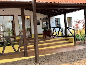 Vista frontal de la propiedad
