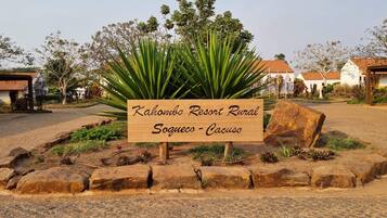 A sign for Kahombo Resort Rural in Sogueso - Cacuso.