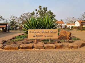 A sign for Kahombo Resort Rural in Sogueso - Cacuso.