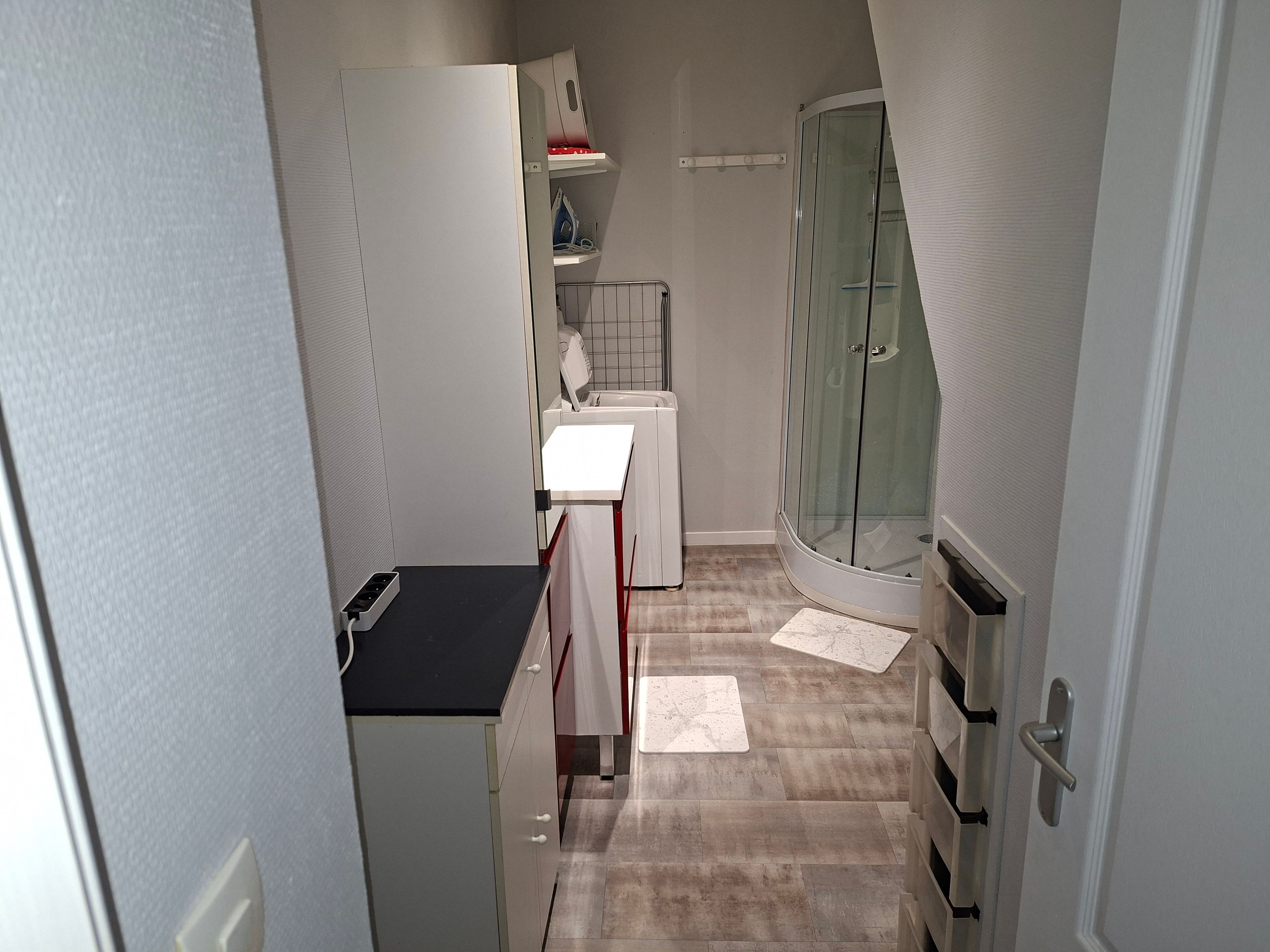 Une petite salle de bain comprenant une douche, des toilettes et un lavabo.
