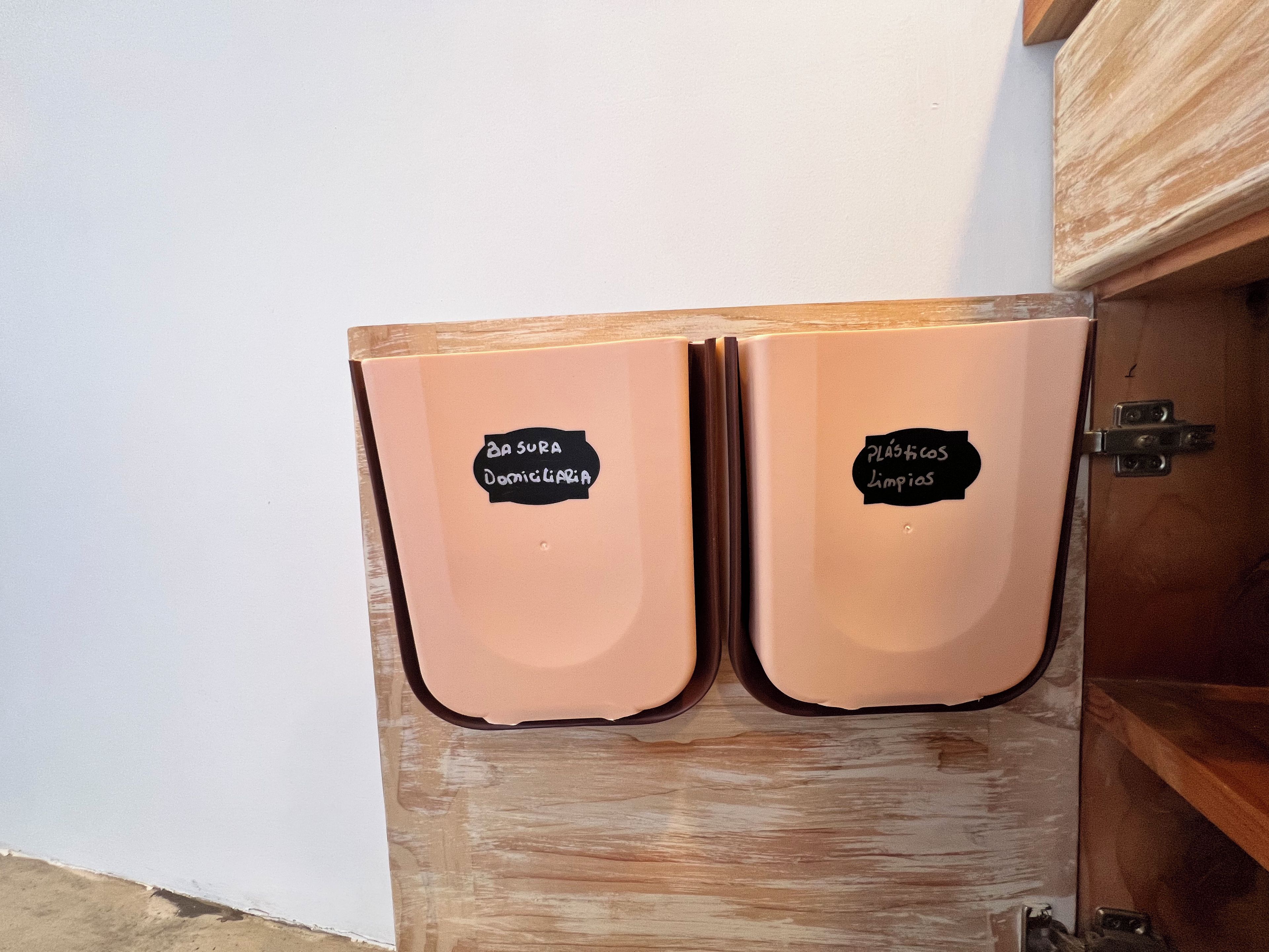 Un gabinete de madera con dos compartimentos, cada uno identificado con una etiqueta.