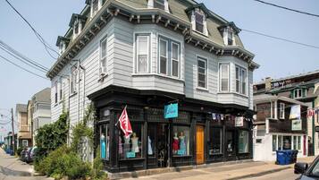 A corner building with a storefront labeled 'Diva' and a flag.