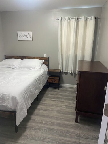 Perfect 2-bedroom building with AC in charming Hickory. Quiet place to get away.