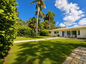 A well-maintained lawn with a pathway leading to a building with a number 932 sign. - ★★★★★4BD/3BA VILLA.CLOSE TO THE OCEAN.HEATED POOL! (Hollywood)