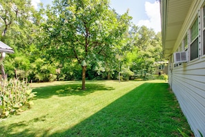 Il s’agit d’une propriété résidentielle dotée d’une pelouse bien entretenue, d’un grand arbre et d’une maison avec un garage attenant.
