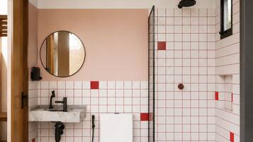 Ein kleines Badezimmer mit Toilette, Waschbecken und Dusche.