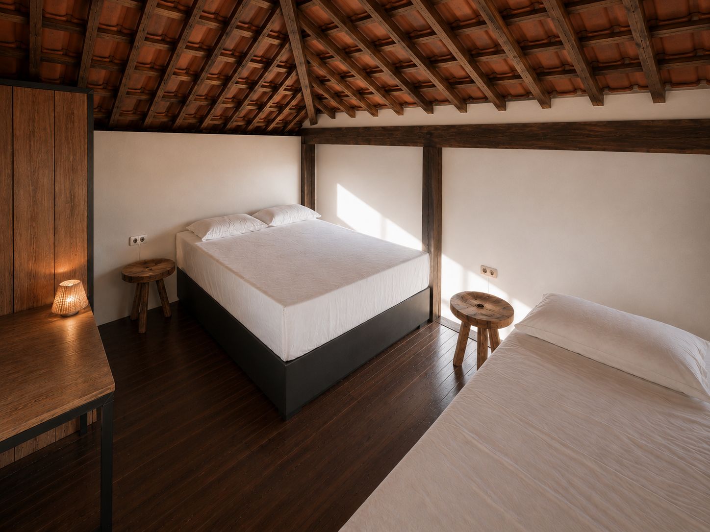 Un dormitorio con cama, mesitas de noche y techo de madera.
