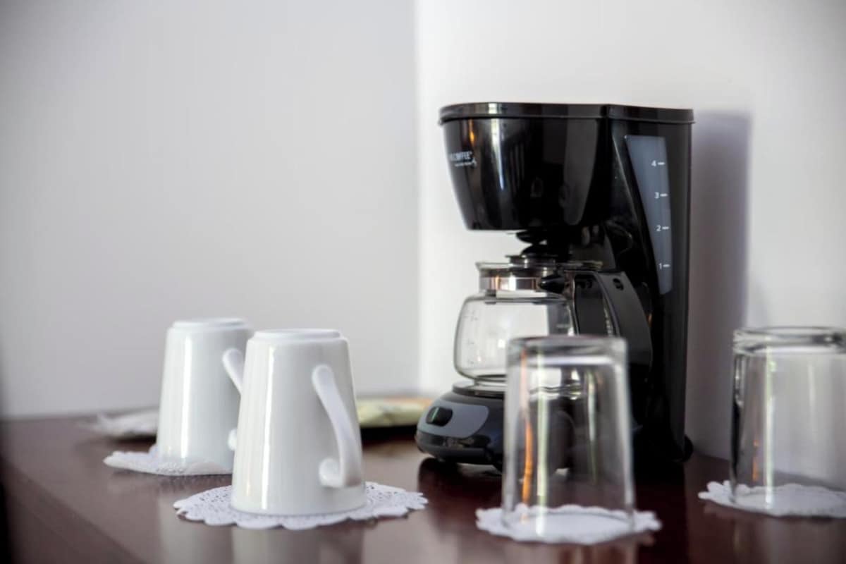 Apartamento básico, sacada, vista para a piscina | Café e/ou cafeteira