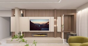 Ein modernes Wohnzimmer mit einem Flachbildfernseher an einer Holzwand, darunter ein Kamin und ein grüner Sessel.