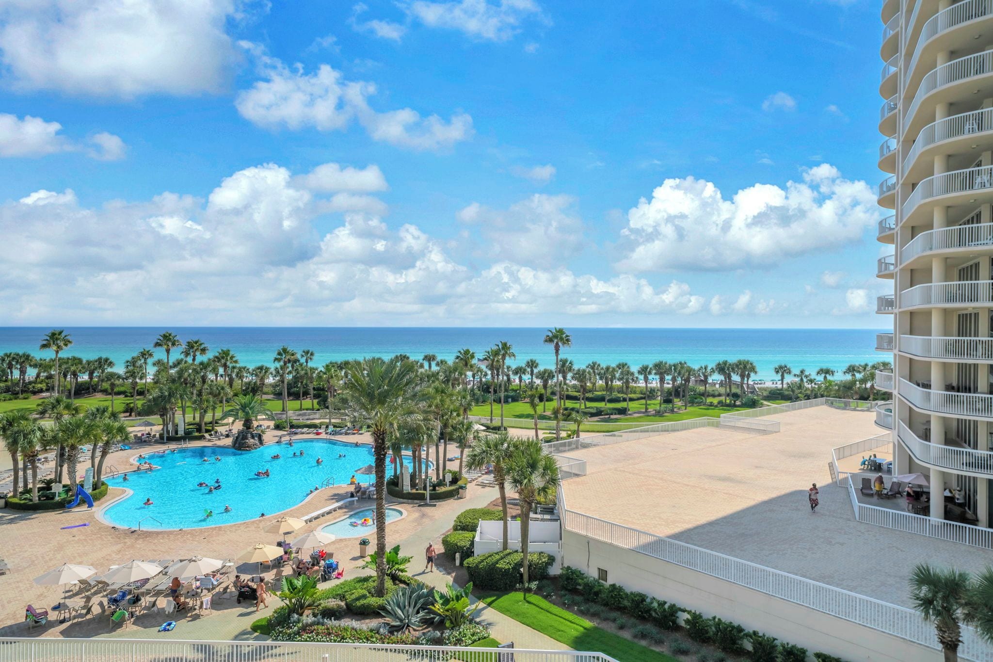 Un complexe hôtelier doté d’une grande piscine, d’une plage et offrant une vue sur l’océan.