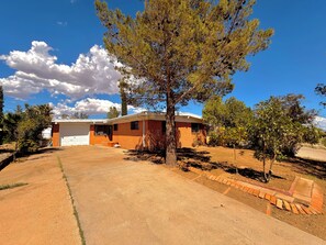 Unclassified image, 2 of 33, button - 3-bedroom house in terrific El Paso with AC and fitness room (El Paso)