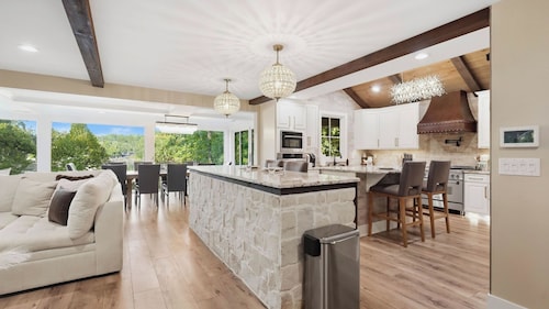 Take it to the Bank by Avantstay Lakefront + Pool + Spa Dock + Kayaks Elevator Access