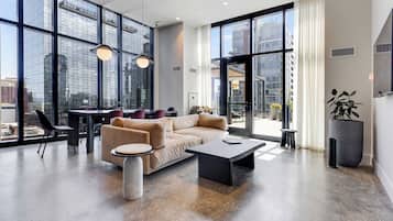 Una sala moderna con sofá, mesa de centro y comedor.