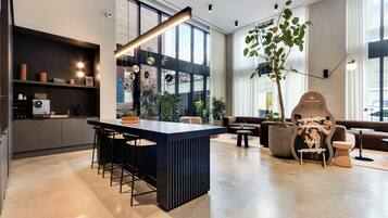 Interior moderno com cozinha, área de refeições e espaço para sentar.