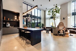 Interior moderno com cozinha, área de refeições e espaço para sentar.