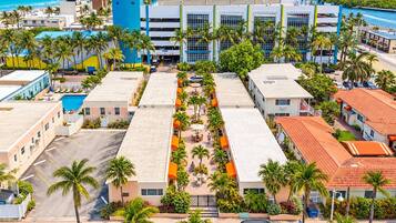 Un hotel moderno de gran altura con varias plantas, piscina y vistas al océano.