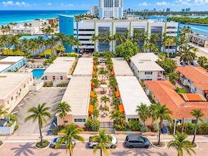 Un grand hôtel avec de nombreux étages, une piscine et une vue sur l’océan.