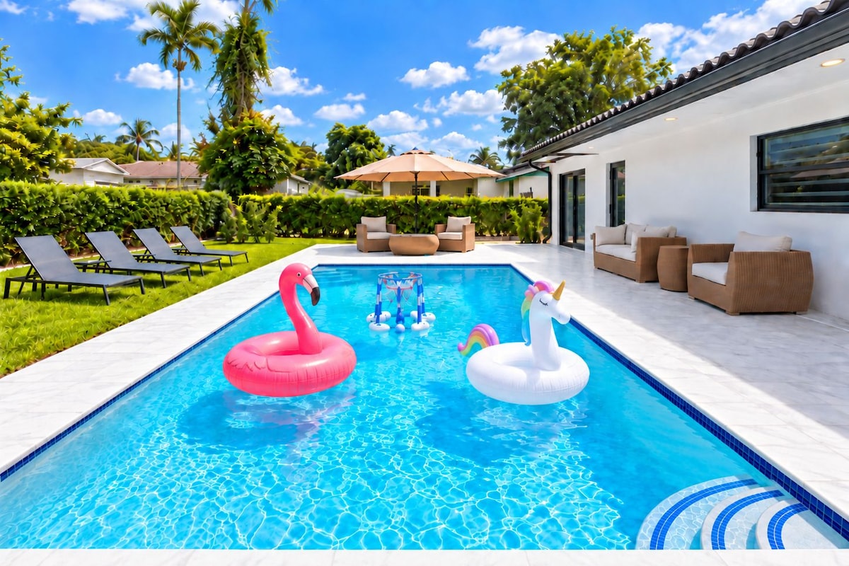 Luxury House, Ensuite, Pool View (Near Airport & Malls) | Outdoor pool