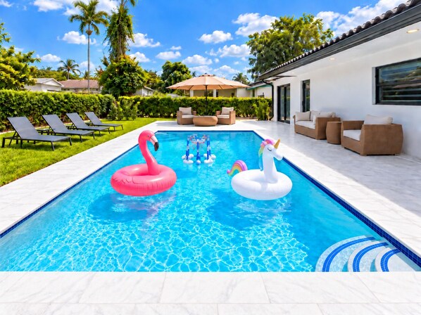 Unclassified image, 1 of 18, button - Miami Tropical House (Miami)
