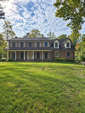 Exterior - Large, charming 3-bedroom house with Pool in serene Fairburn (Fairburn)