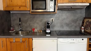 A kitchen with a microwave, stove, sink, and dishwasher. - 350m from ski slopes, 1st floor, balcony, tv, ski locker, 30m², Valloire (Valloire)