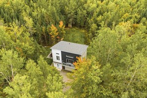 A modern two-story house surrounded by dense forest. - La Catherine  - Weedon (Weedon)