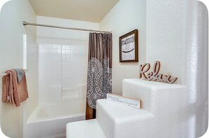 Unclassified image, 3 of 14, button - Zazueta River House-  3-bedroom house in Bullhead City with Pool (Bullhead City)