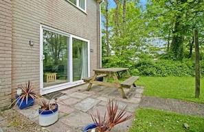 Outdoor dining - Atlantic Reach – Cosy 2-Bed with Parking (Newquay)