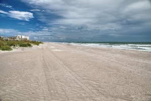 A sandy beach with a clear sky and ocean waves. - Walk to Cocoa Beach + Kids Clubhouse+Private Yard (Cocoa Beach)