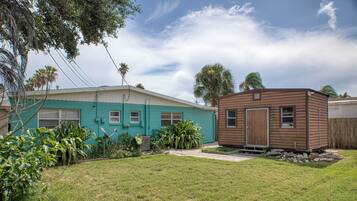 Il s’agit d’une propriété résidentielle comprenant une maison à deux étages, un garage séparé et une pelouse bien entretenue.
