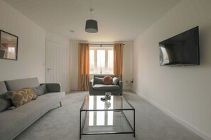 Living area - The Haven – Modern 4-Bed Home with Garden (Cardiff)