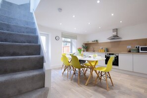 Private kitchen - Rhondda Retreat 3-Bedroom House (Tonypandy)